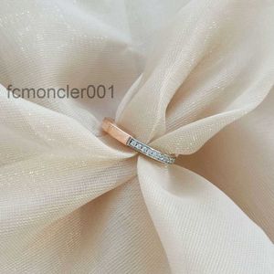 Pierścienie Biżuteria S925 Sterling Srebrna T Zamknięcie pierścień z galwanizowaną grubą złotą połysk węglowy diament Wszechstronny luksusowy produkt LN40