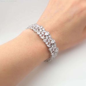 Pulseira de design exclusivo com zircônia cúbica, declaração de joias, branco transparente, zircônia cúbica multiforma, pulseira de varinha de moissanite