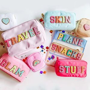 Stock hurtowe multi kolorowe wodoodporne nylonowa torba kosmetyczna Kobiet Letters Patch DIY Makeup Bag Teens Duże toalety 240102