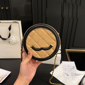 Damdesigner Lovely Round Makeup Bag 14cm Caviar Leather Appliques Decoration Diamond Gold Zipper Matelasse Chain 5 Colors Cosmetic Case Cross Body Påsar