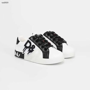 Mode barnskor designer baby sneakers storlek 26-35 inklusive lådor svartvitt färgschema design flickor pojkar sko dec20