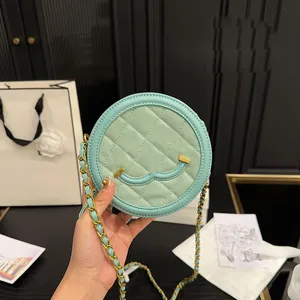 Borsa per trucco rotonda bella da donna di design Borsa per trucco rotonda da 14 cm Decorazione con applicazioni in pelle di caviale Cerniera dorata Catena Matelasse Borsa per cosmetici a 5 colori Borsa a tracolla a tracolla