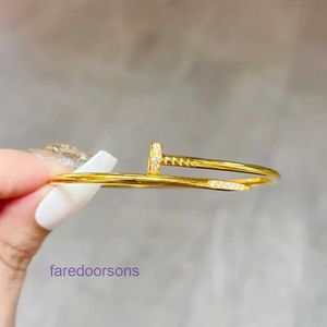 Designer Bangle Pneumatici per auto per donne e uomini Gioielli 999 Full Gold Trend Fashion Nail Bracciale Elastico Testa Coda con diamante Avere scatola originale