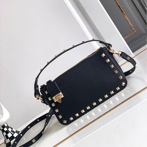 Stud Crossbody Bag Rivet axelväskor äkta läder blixtlås stängning mode bokstäver internt kort slot avtagbart handtag rem flera färger hand plånböcker