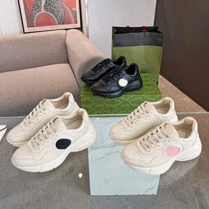 2024 Ny stil casual skor berömda designer casual män kvinnor ryton sneaker glitter sneakers läder löpsko förskolan atletisk utomhus med låda