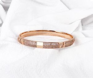 Fashion Classic Personlig design Bangle rostfritt stål Zirkonbokstäver isade ut 18K Rose Gold Armband för kvinnor Bohemian Promi4609084