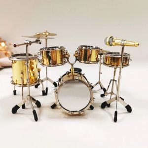 Mini conjunto de modelos de tambor, modelos de instrumentos musicais em miniatura, ornamento de mini tambor de cobre, artesanato de decoração de mesa de escritório doméstico premium 240103