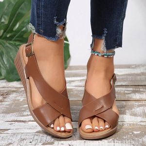 Sandalet bayan ayakkabıları satışta 2024 moda tokası kadınlar yaz katı takozlar topuklu açık gündelik plaj sanalias zapatos
