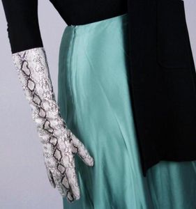Fingerlose Handschuhe Damen039s Silber Schlangenhaut-Druck Faux Pu-Leder Lange weibliche Sexy Partykleid Modehandschuh 40 cm R10679015965