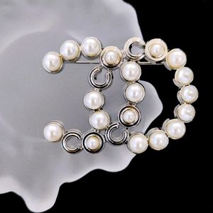 Letra designer de broche Pearl Crystal Hollow Broches for Women Jewelis