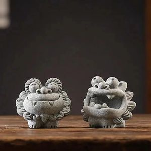 Kinesisk stil söta små lejonpar av skrivbord kreativa maskot te bord te husdjur dekoration gåva 240103