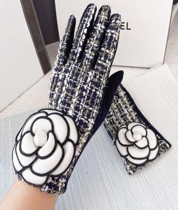 5本の指の手袋ブランドデザイナーWinter Warm Plus Velvet Facken Touch Screen Cashmere Mittens Grid for Womeninvierno4082180のための大きな花