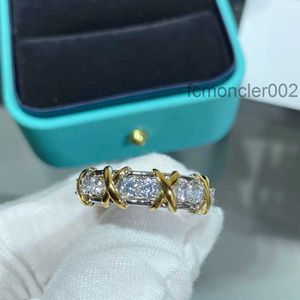 Luxury Designer Ring Classic Cluster Rings for Women Designers Simulated Diamond White Gold Sliver Cross Stud Flower Cool VXT5