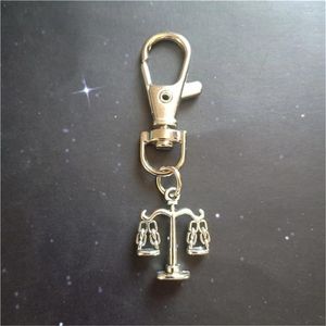 Keychains Lawyer Keychain Advokat Vågen gåva skalor gåvor lagskolan examen