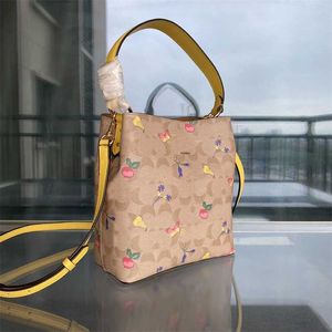 Totes Designer Bag Cach Tote Bag Borsa da donna di lusso Borse a secchiello in pelle Borsa casual Borse a tracolla a farfalla rosa Portafoglio femminile 230207