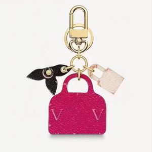 Luxury smycken nyckelringar bokstäver designers charm nyckelring bil nyckelkedja nyckelring för mode män kvinnor väskor hänge med original presentförpackning