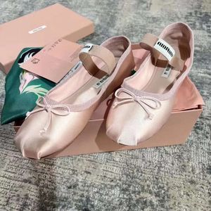 Designer M Paris Ballet Moda Luxo Sapatos de Dança Profissional Bailarinas de Cetim mm Plataforma Bowknot Boca Rasa Único Sapato Sandálias Planas para Mulheres