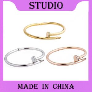 A Classic V Gold Nail Bracelet High Version Smooth Face with Diamond New Style Light Luxury Fine Craftsmanship Fashion Must Choose Boutique XG7X