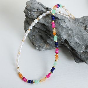 Collana di perline fatte a mano in pietra naturale colorata di perle d'acqua dolce con acciaio al titanio placcato in oro 18 carati per regali di gioielli per feste da donna