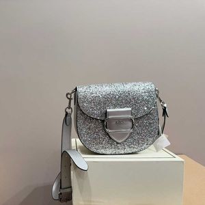 Moda akşam çantaları gümüş omuz çantaları eyer tasarımcısı akşam çanta lüks premium parıltı tatil sokak crossbody çanta kadın marka küçük çanta