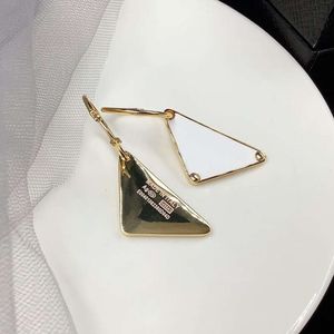 Stud Stud 2024 New Triangle Earrings for Women Luxury Designer Fashion Ear Buds Gifts Jewelry Gifts
