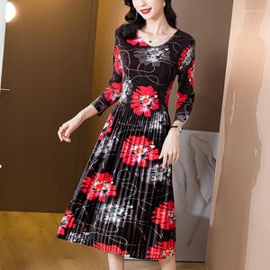 Casual Dresses 2024 Printed Velvet Dress Women's Autumn Retro Round Neck Flower Bottom Korean Loose Tight Holiday Leisure Vestidos