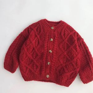 Осенний вязаный свитер для маленьких девочек для маленьких мальчиков, рождественские красные кардиганы, верхняя одежда, верхняя одежда для детей, утепленная трикотажная куртка для детей 240103