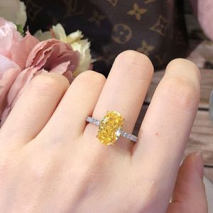 Romantisk Lady Oval Lab Topaz Diamond Ring 925 Sterling Silver Party Wedding Band Rings for Women Bridal Engagement Jewelry Gift