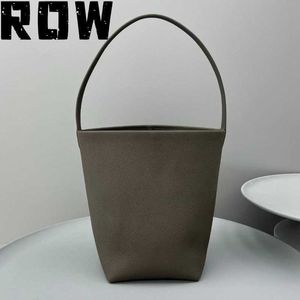 Cowhide 2024 Женская классика Litchi Grey Buckte Sack Коммутирование трех размеров. Случайная внутренняя подкладка с большой пропускной способностью