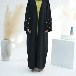 イスラム教徒のインナードレス付きエスニック服のリネンオープンアバヤ2ピースセットクローバー刺繍アバヤ