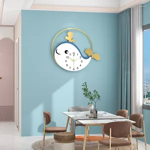 Orologi da parete per il soggiorno: un orologio semplice, alla moda e personalizzato, appeso al silenzio