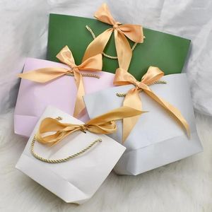 Borse di stoccaggio Commercio all'ingrosso 500 pezzi Stampa personalizzata Logo Papillon in oro di alta qualità Carta di tipo navale per confezioni regalo per feste di matrimonio