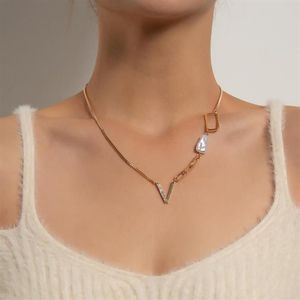 Minimalistisk kristall V -bokstav hänge halsband för kvinna barock pärla geometriska ihåliga halsband flickor goth casual smycken290g