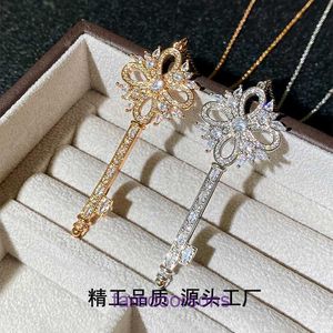 TifannisSM Pendant Necklac Best Sell Birthday Christmas Gift V Gold T Family Romantic Forest Snowflake Key Necklace Light Luxury Temperamen har originallåda