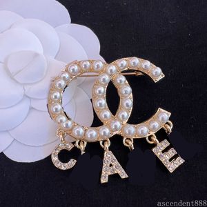 8スタイルDesinger Brooch Luxury Brand Women Brooches Pearl Suit Pin Jewelry高品質のアクセサリー