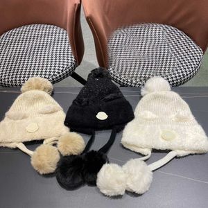 Kadın Tasarımcı Beanie Lüks Örme/Kafatası Kapakları Moda Örgü Şapka Kaşmir Kulak Koruma ile Pompom Şapka Kalın Sıcak Açık Kapak