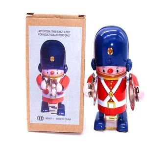 Divertente collezione classica Retro Clockwork Carica in metallo Walking Tin ottone banda militare robot giocattolo Giocattoli meccanici regalo per bambini 240103