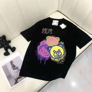 디자이너 Moschino 고품질 고품질 고품질 티셔츠 브랜드 Moschino T 셔츠 의류 의류 스프레이 스프레이 편지 짧은 슬리브 봄 여름 조수 남자와 여자 8437