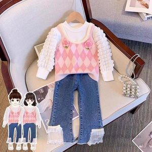 2024 Spring Girls Princess Clothes Set Kids Puff Sleeve Bottoming Shirt Stereo Flowers Applique Sticked tröja Vest Spicing Lace Falbala Jeans 3st Z6498