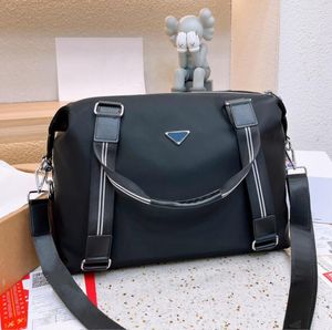 En kaliteli aşınmaya dayanıklı naylon seyahat çantaları erkek kadınlar iş seyahat çantası omuz çantaları lüks p tasarımcı bilgisayar çanta tote moda duffle bagaj çantası 43cm