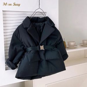 Модная куртка с хлопковой подкладкой для маленьких мальчиков и девочек, зимнее детское пальто с поясом, теплая верхняя одежда, одежда с отложным воротником 210Y 240104