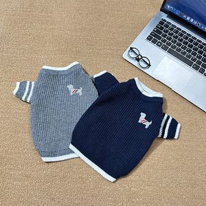 Abbigliamento per cani di marca Grigio scuro Autunno/Inverno Logo ricamato per cani Modello Maglione per animali Schnauzer Maglione lavorato a maglia per gatti da combattimento delle Highland occidentali