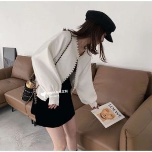 Kvinnors stickor Tees Trendy Autumn/Winter French Pearl Decoration Sticked Cardigan Fashion Versatile Elegant Round Neck Shirt for Women