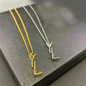Halsband Kvinnor Luxury Pendant Necklace Letter Pearl Designer Halsband för par gåvor Klassiska kedjor Charms mors dag romantiska män