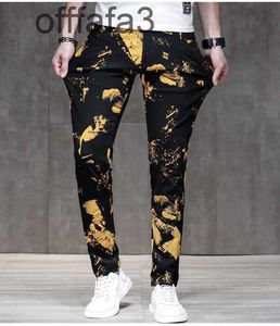 Calças de brim roxas calça masculina 2024 outono novos jeans masculinos impressão de ouro tendência magro ajuste pés elásticos meados cintura flor calças