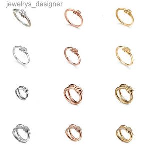 Designer Love Ring Womens Twisted Rope Twisted Diamondless Set med Diamond Popular Fashion Classic mångsidig enkel dubbel multi -storlek