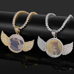 Hänge halsband Hip Hop Memory Angel Wings Round Photo Pendant Copper Inset Zircon Diy Creative Picture Frame Halsbandsmycken T240104