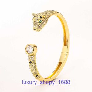 Bil tiress populära lyxdesigner armband ny personlig hiphop full diamant leopard head open armband med koppar inlagd zirkonstil har originallåda