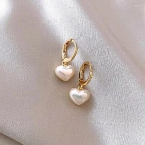 Orecchini a bottone con perla a forma di cuore di pesca per donne con senso elevato e amore per il design piccolo