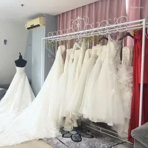 Cabides Loja de casamento de alta qualidade, prateleira de exposição de chão a chão, vestido, modelo de pografia, adereços, janela, estúdio, cabide